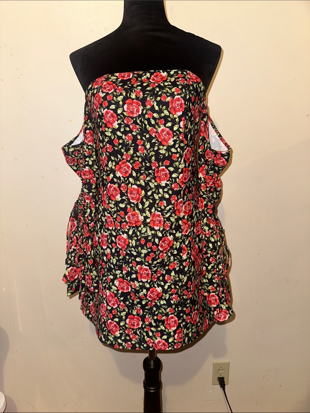 C/MEO Collective Off Shoulder Black & Red Rose Floral Fitted Mini Dress 🌹
